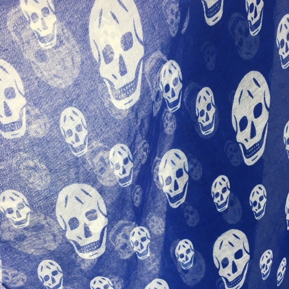 Skull Scarf - Picture 2 of 3